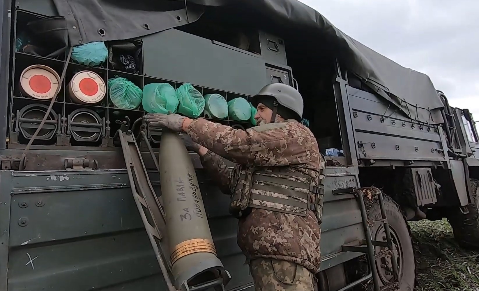Розвантаження 155-мм снарядів до гаубиці FH70 українських військових.