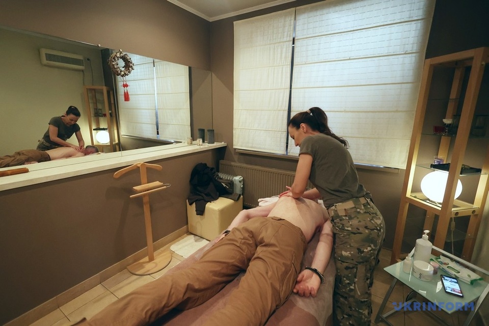 У Харкові студенти-медики у вільний час вчаться надавати фізіотерапевтичну допомогу військовим