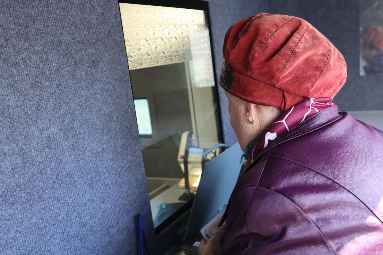 Жителька Донеччини отримує банківській послуги у мобільному відділення Ощадбанку