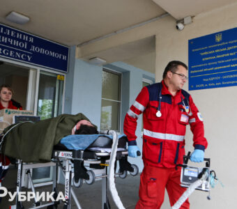PHOTO. Russian attack threat forces urgent evacuation of two Kyiv hospitals