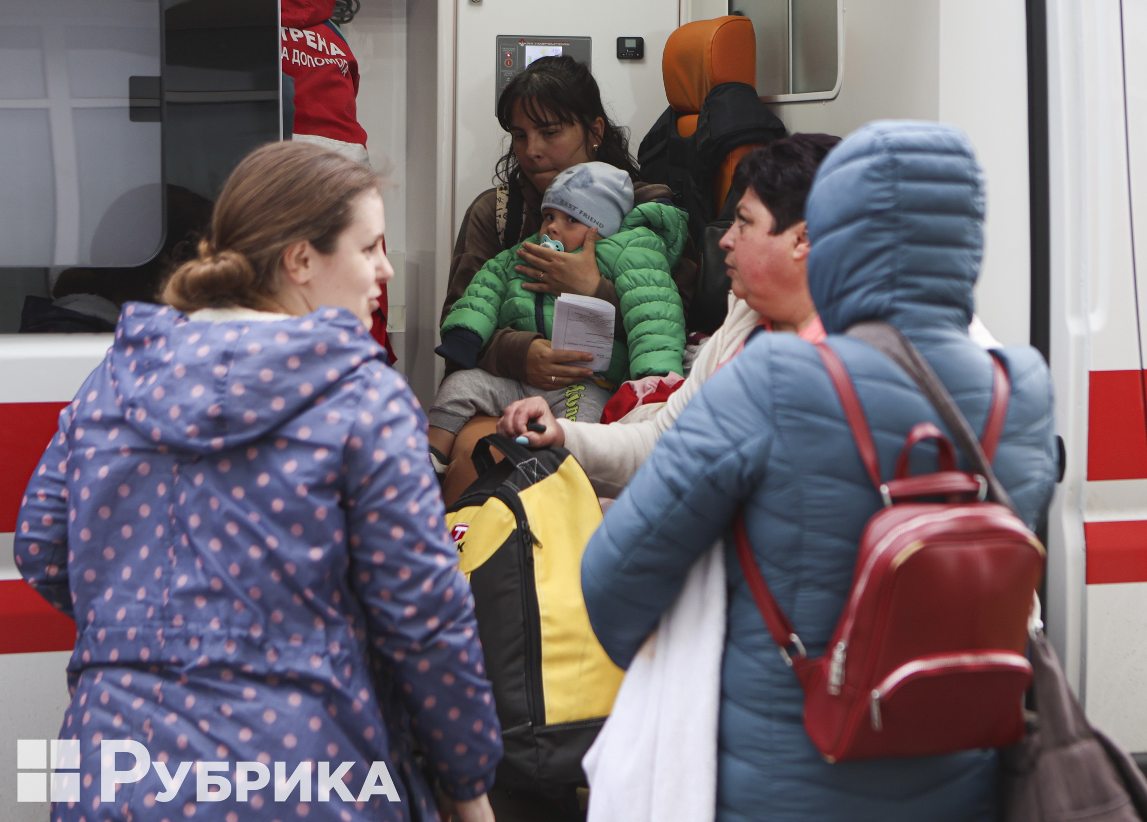 У Києві терміново евакуюють дві лікарні через можливий удар росіян