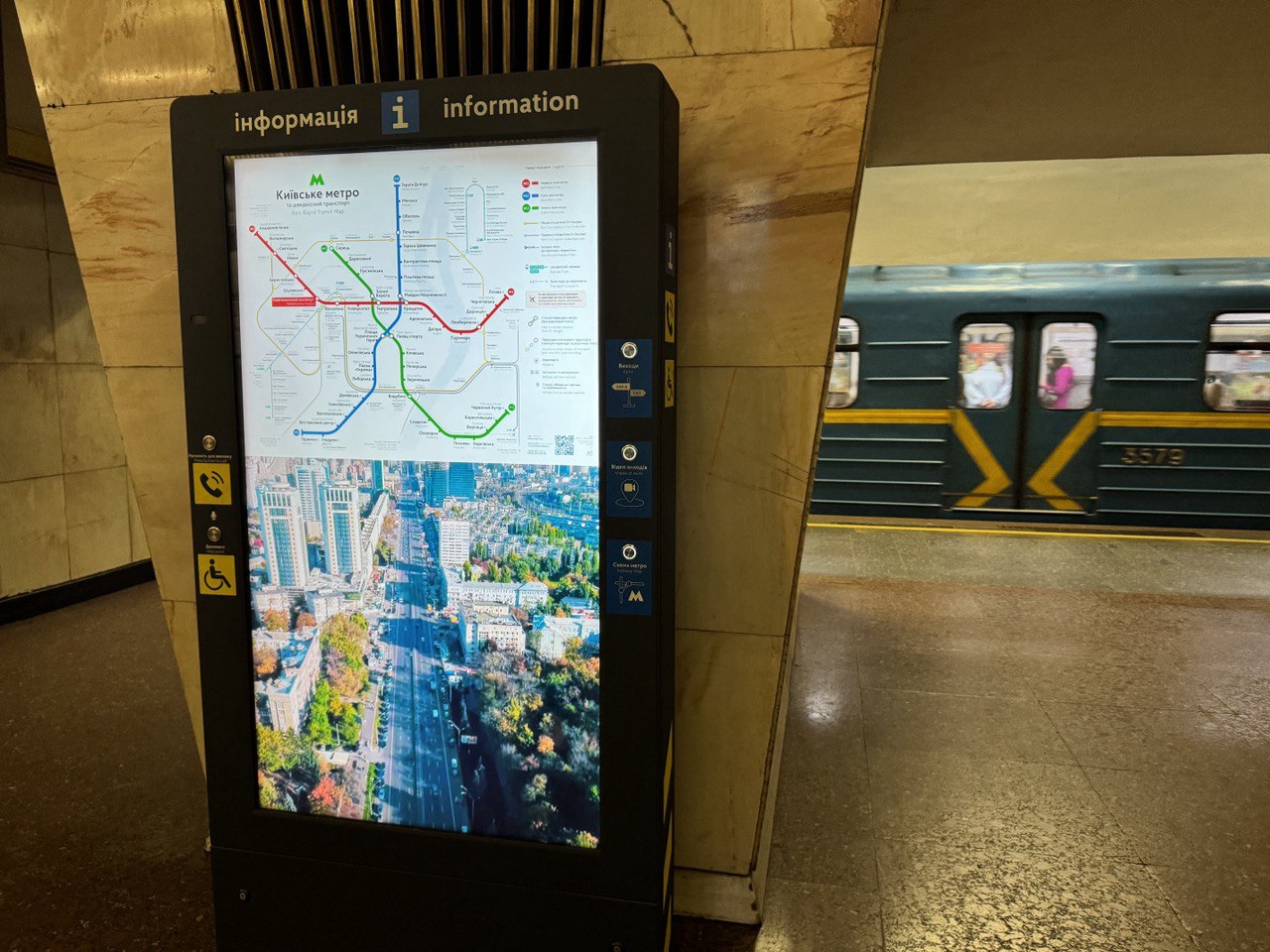 На станціях столичного метро запрацювали інформаційні стійки
