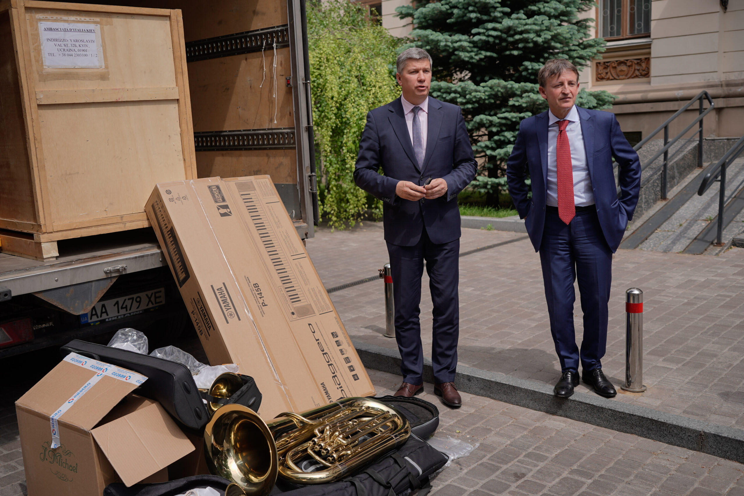 Італія передала музичні інструменти Харківському музколеджу