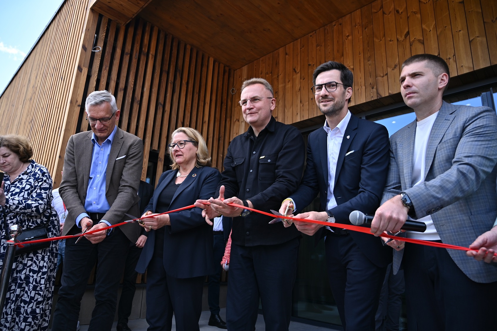 За підтримки німецького уряду у Львові відкрили найбільший в країні центр протезування