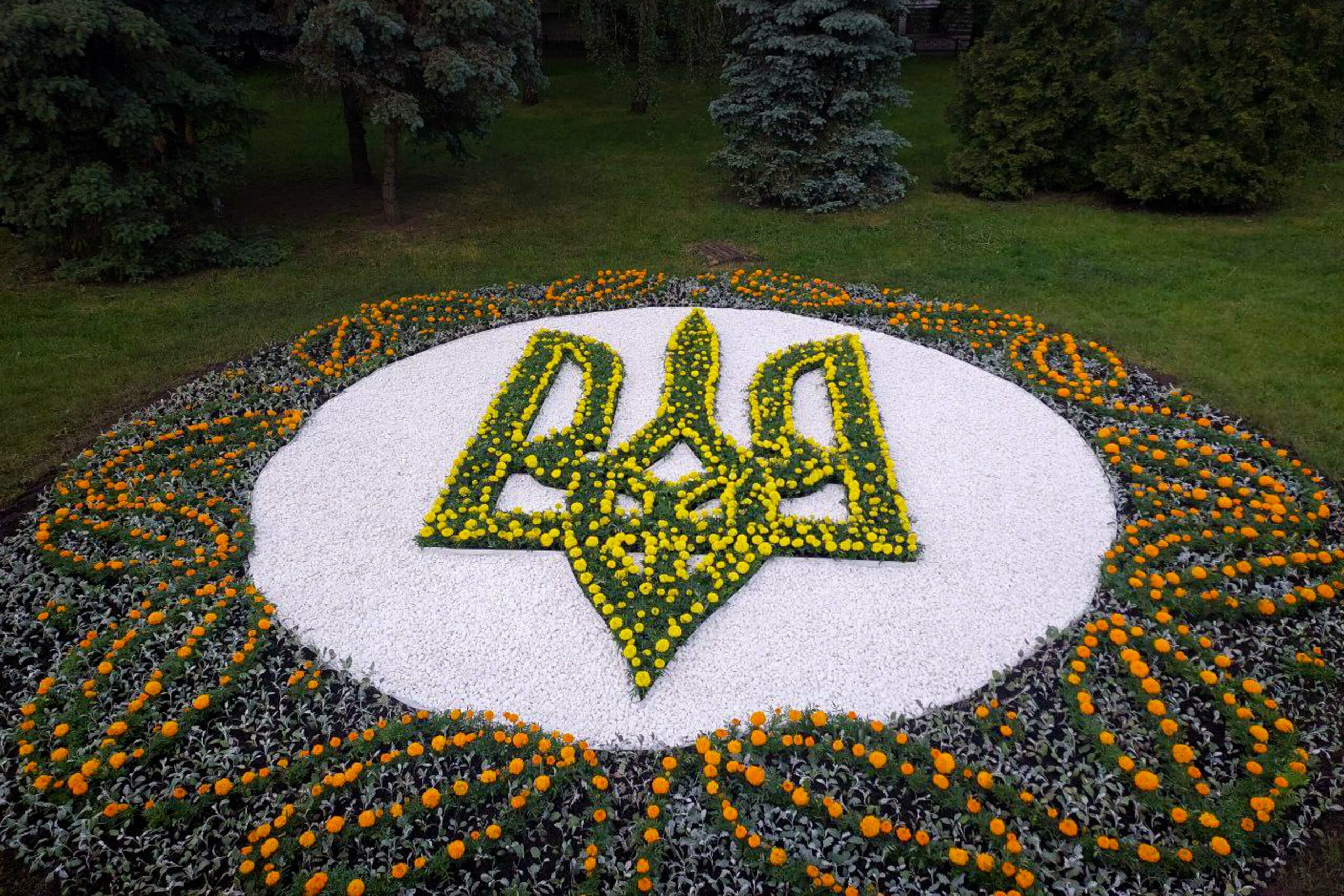 До Дня Києва створили квіткові композиції