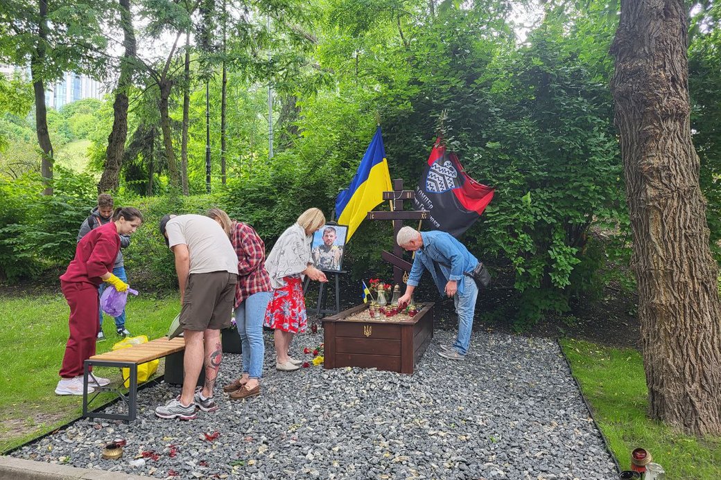 за наругу над могилами захисників України.