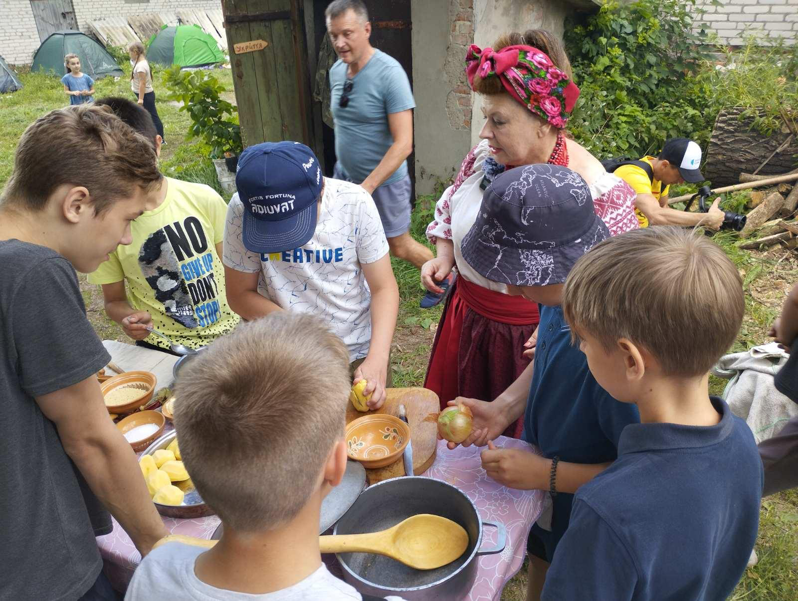 Діти готують куліш