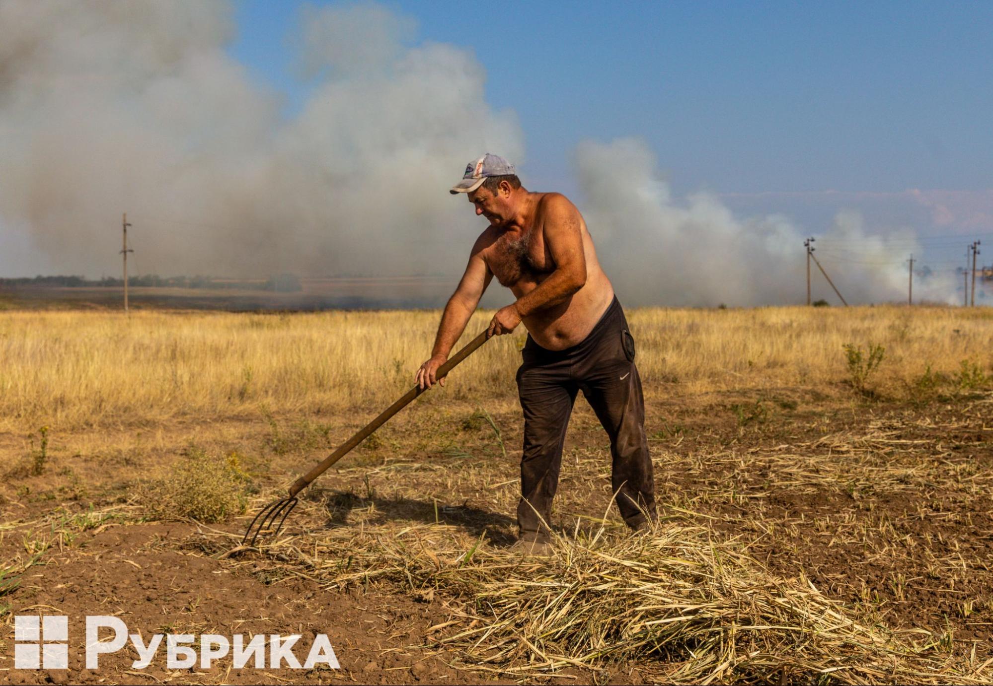 фермер працює на полі під обстрілами