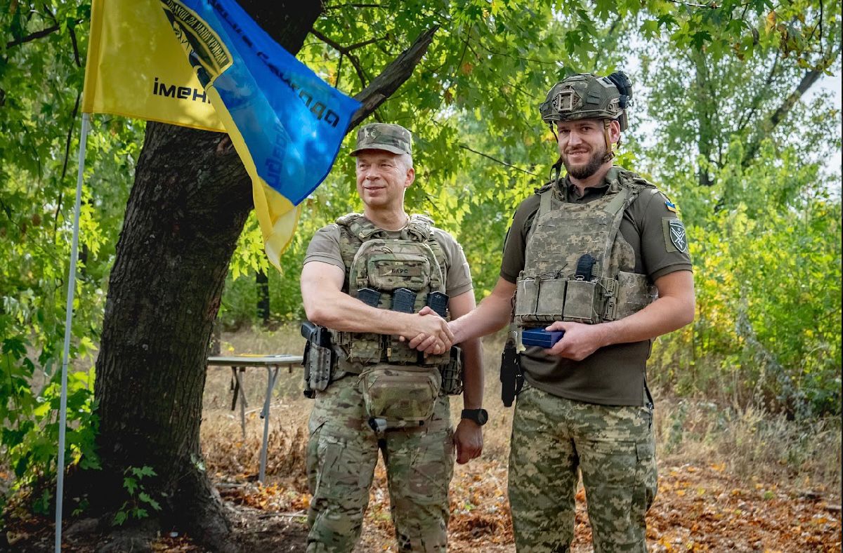 Сирський нагородив військових