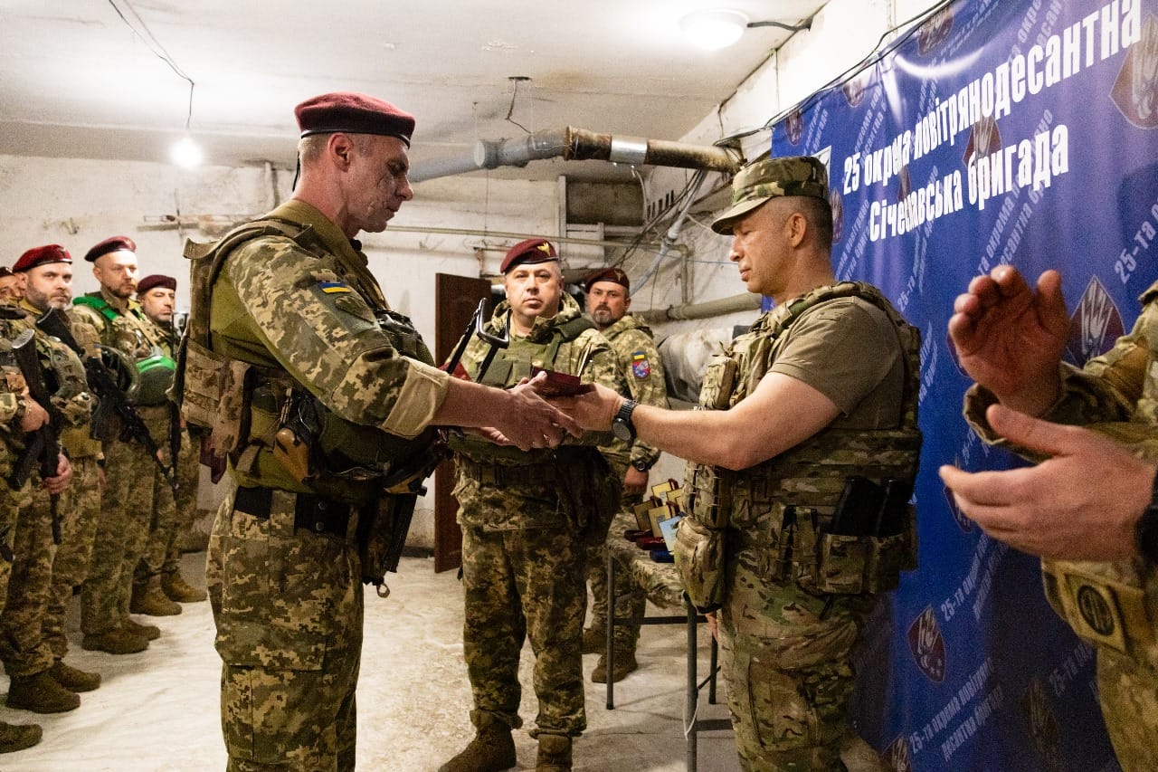 Сирський відвідав найгарячіший напрямок фронту