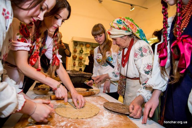 Ukrainian autumn traditions: The making of Kalyta bread at the vechornytsi celebration