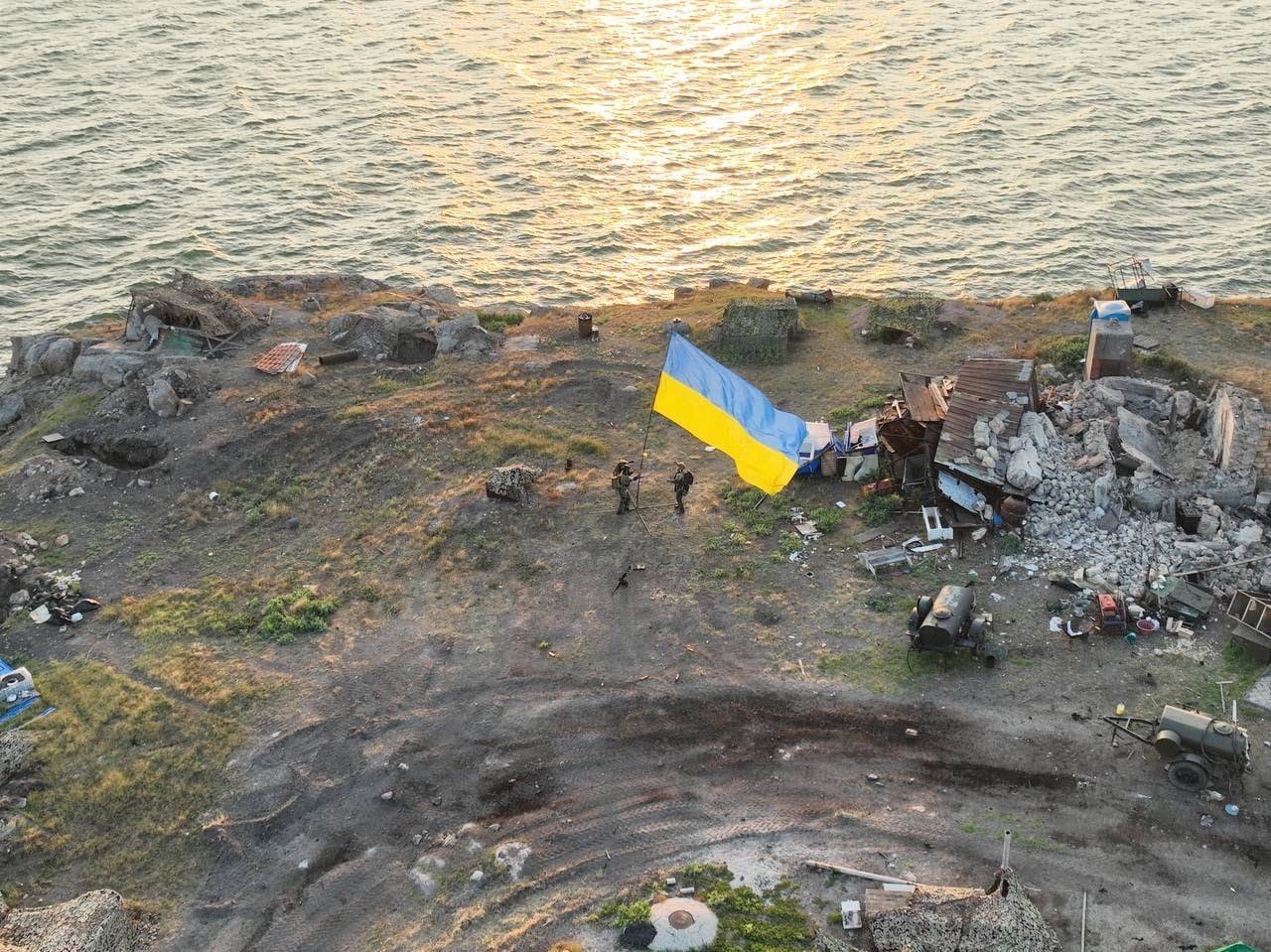 Ukrainian military successes: Soldiers install the Ukrainian flag on Zmiinyi (Snake) Island