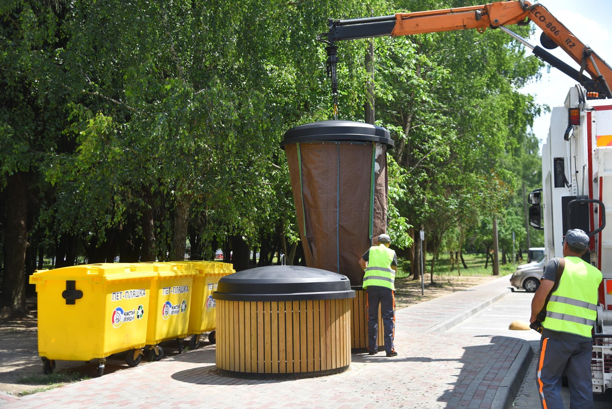 Вивантаження напівпідземного контейнера для сміття