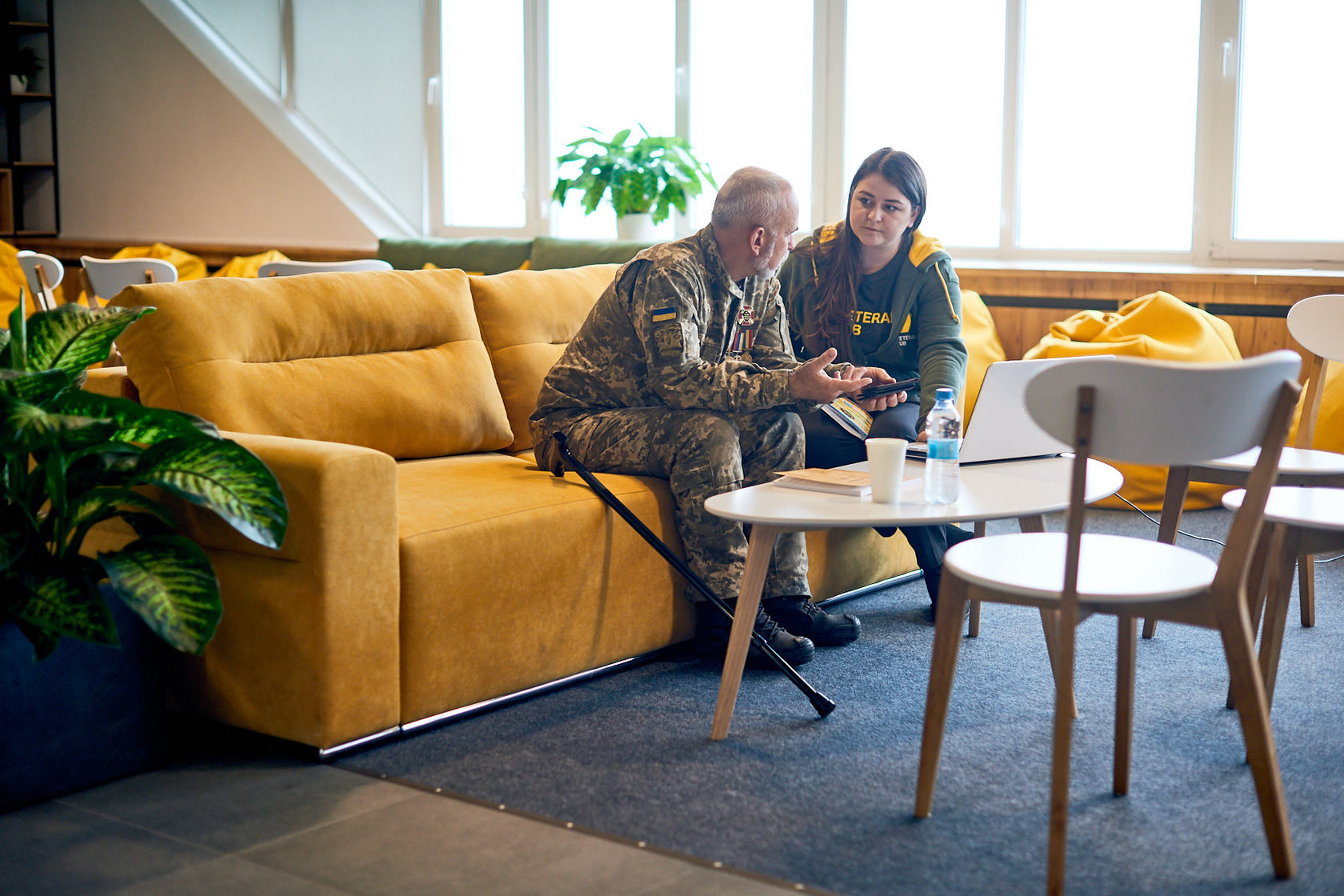 How to help Ukrainian veterans: Veteran Hub support manager consults a former Ukrainian soldier. 