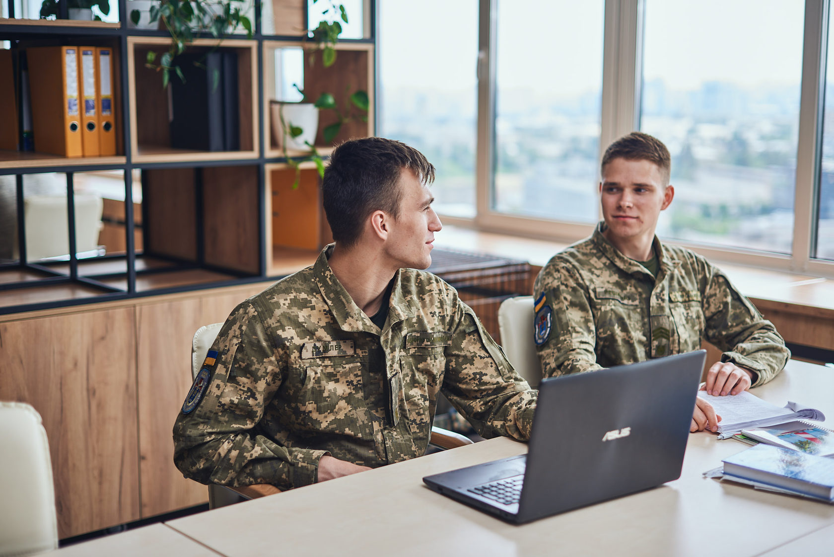 Ukrainian war veterans: Two former soldiers in the welcoming space of the Veteran Hub