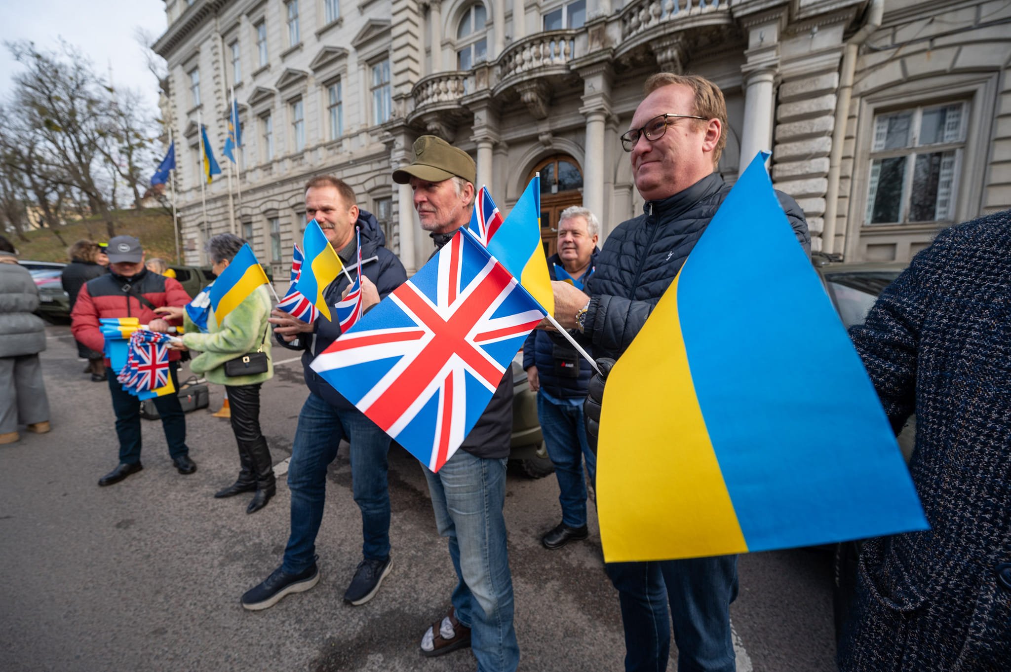 Пікапи дл ЗСУ від фермерів Британії