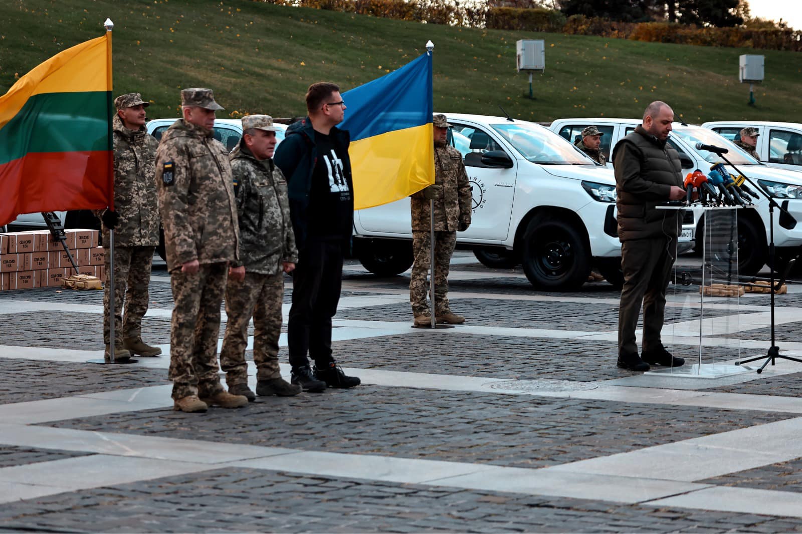 Литва передала Україні пакет допомоги для розмінування