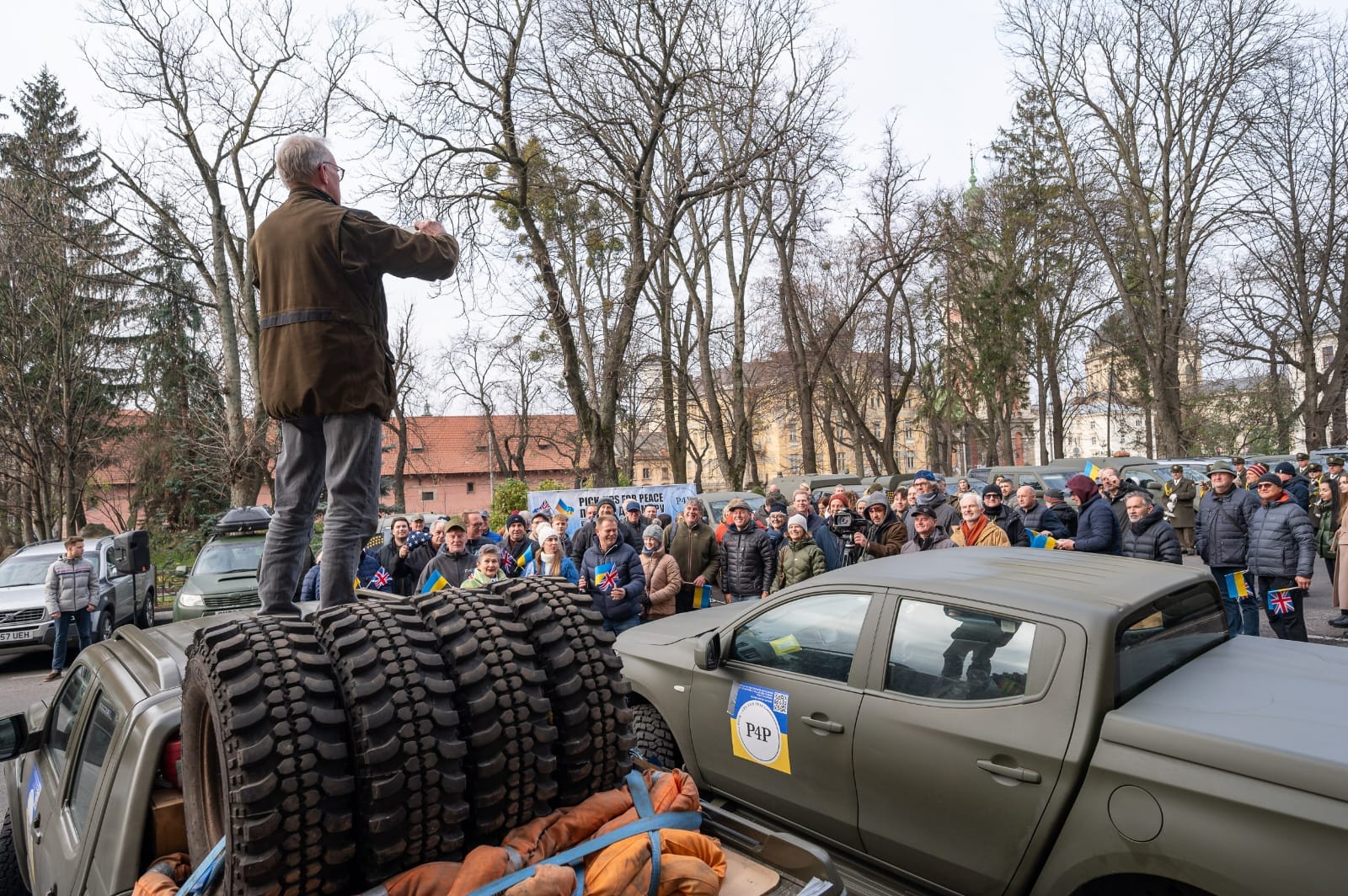 Пікапи дл ЗСУ від фермерів Британії