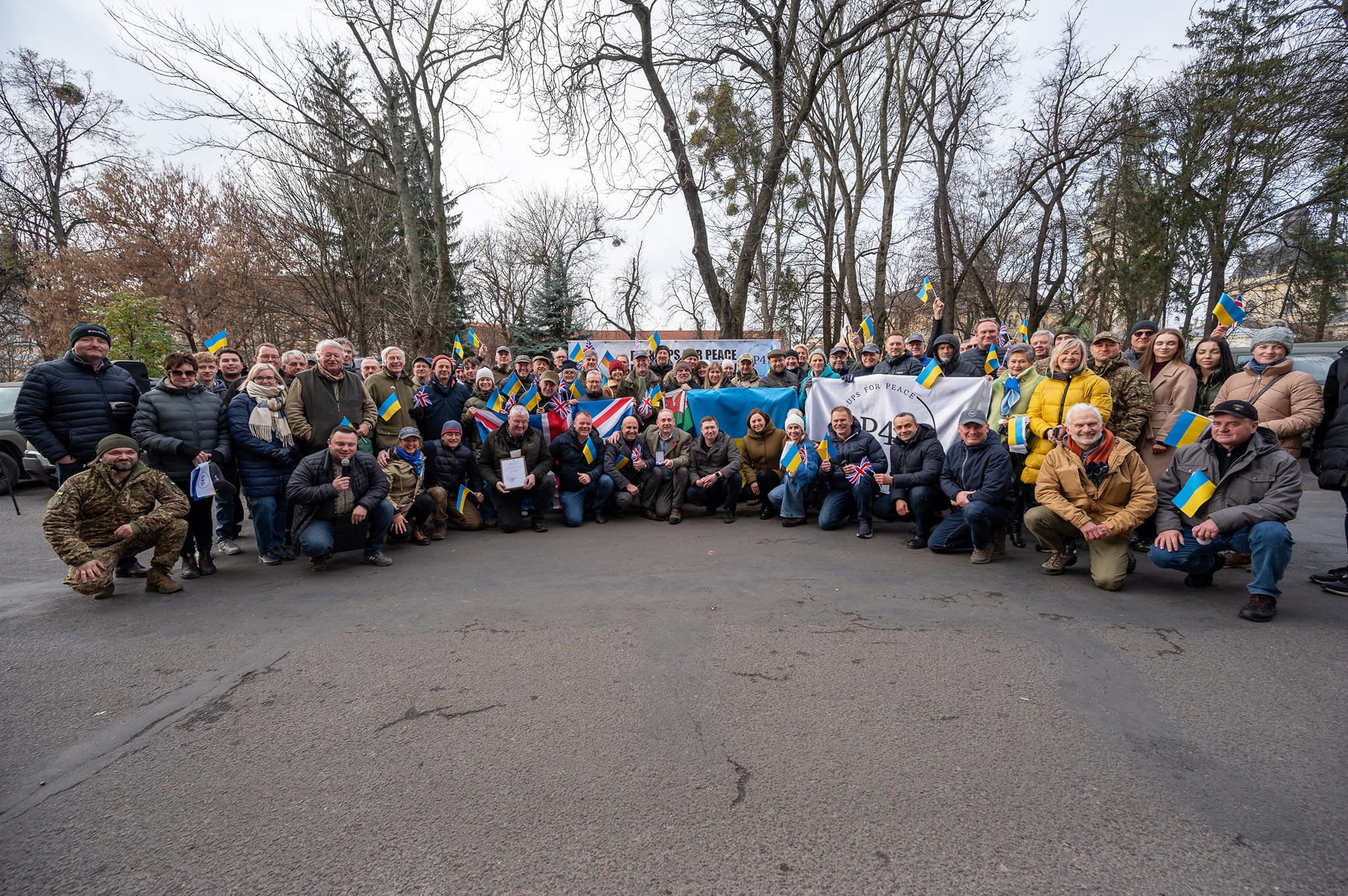 Пікапи дл ЗСУ від фермерів Британії