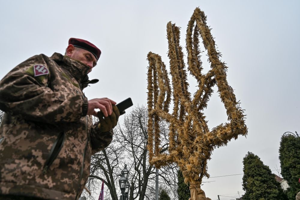 У Львові встановили найбільший в Україні тризуб з дідухів