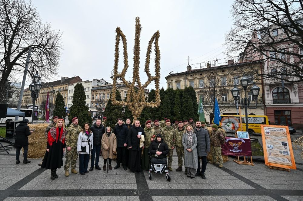 У Львові встановили найбільший в Україні тризуб з дідухів