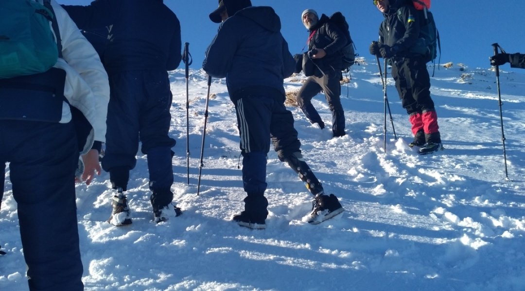 троє українських військових на протезах піднялися на Говерлу