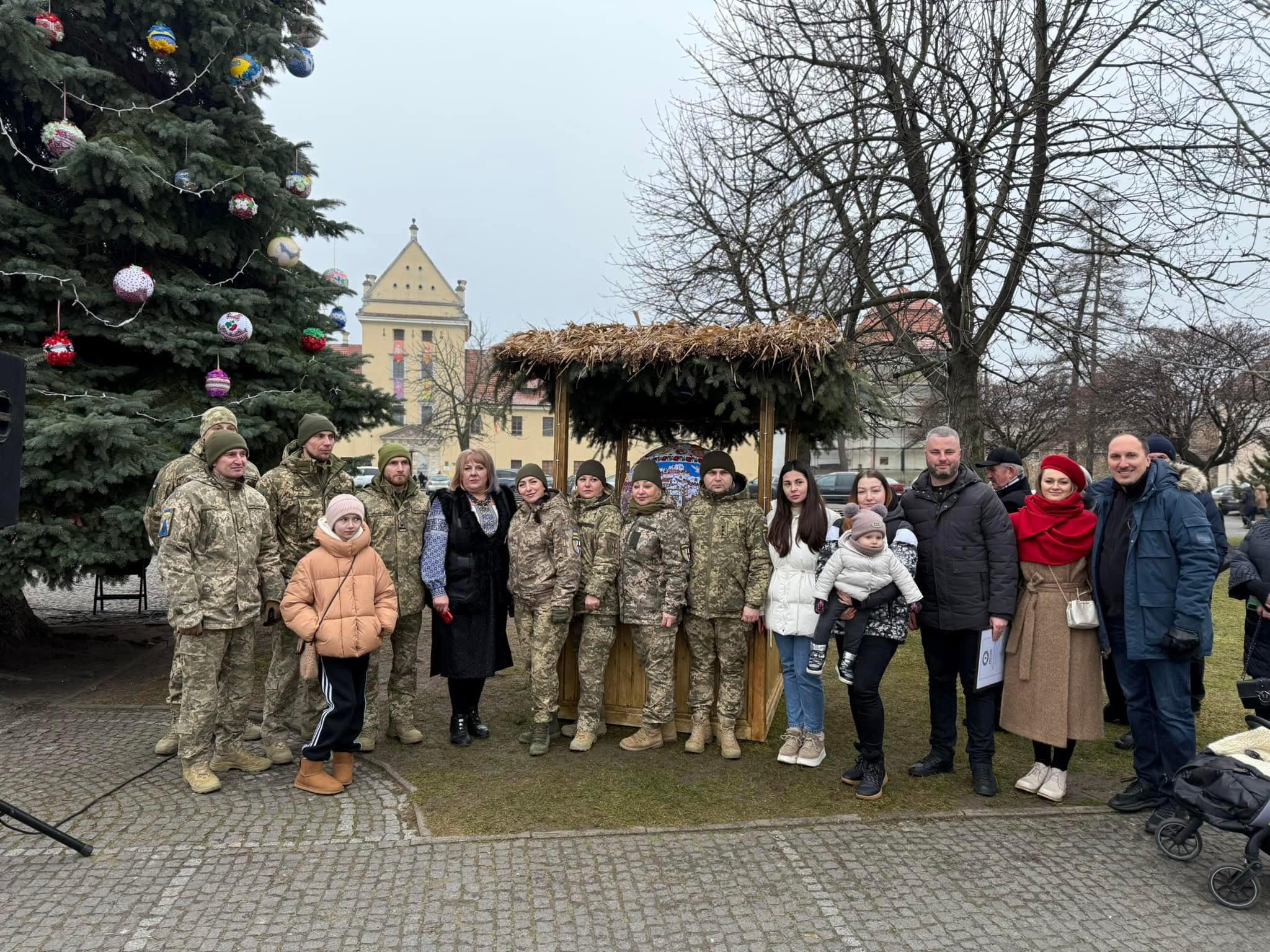 На Львівщині майстриня створила найбільшу у світі різдвяну кулю