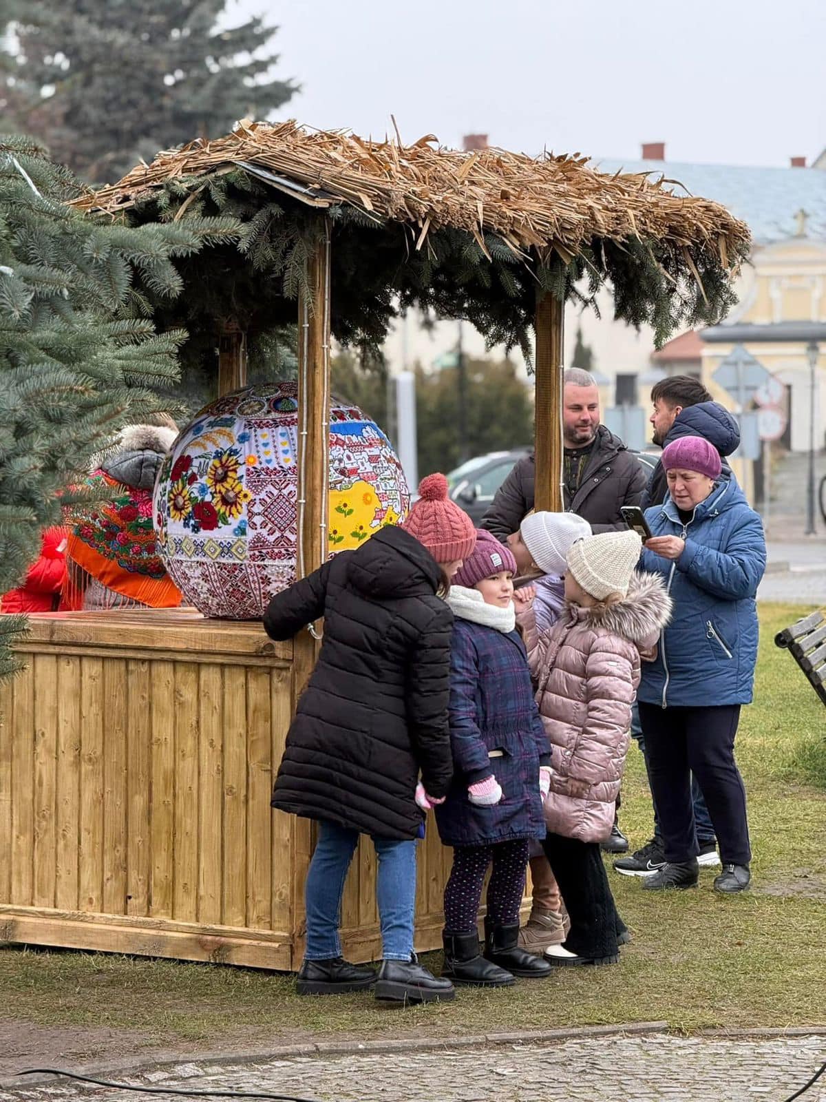 На Львівщині майстриня створила найбільшу у світі різдвяну кулю