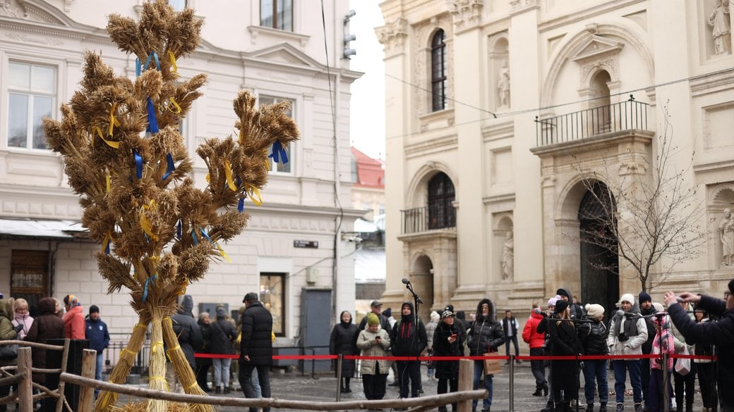 Ukrainian New Year traditions: Lviv called its city's didukh, which is almost four meters tall, on December 24, 2023.