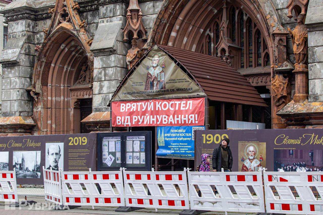 Через ранковий обстріл столиці понівечено Костел Святого Миколая