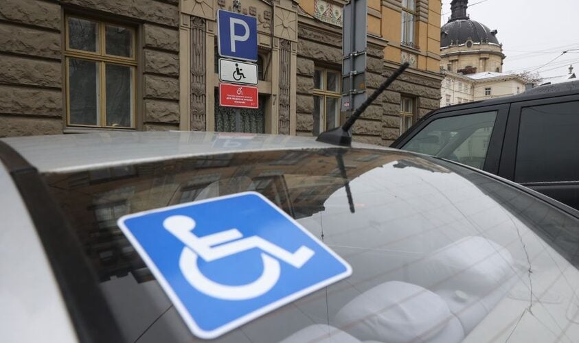 У Львові паркомісця для людей з інвалідністю облаштовують додатковим ознакуванням