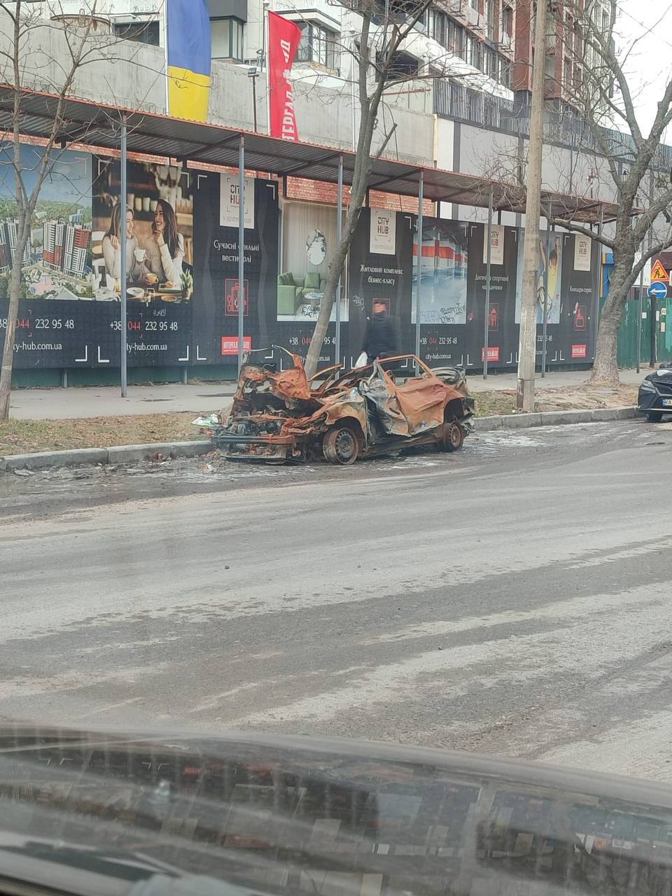 Згорілі автівки на вулиці Києва