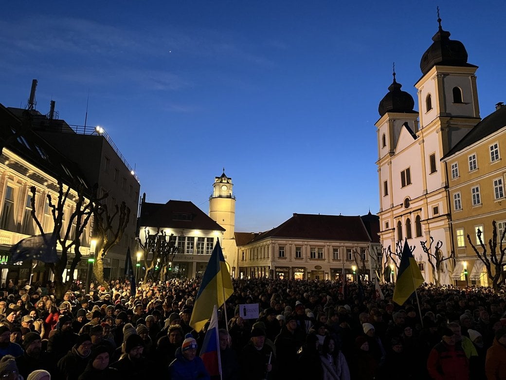 Натовп на акції протесту за відставку Фіцо у Братиславі,