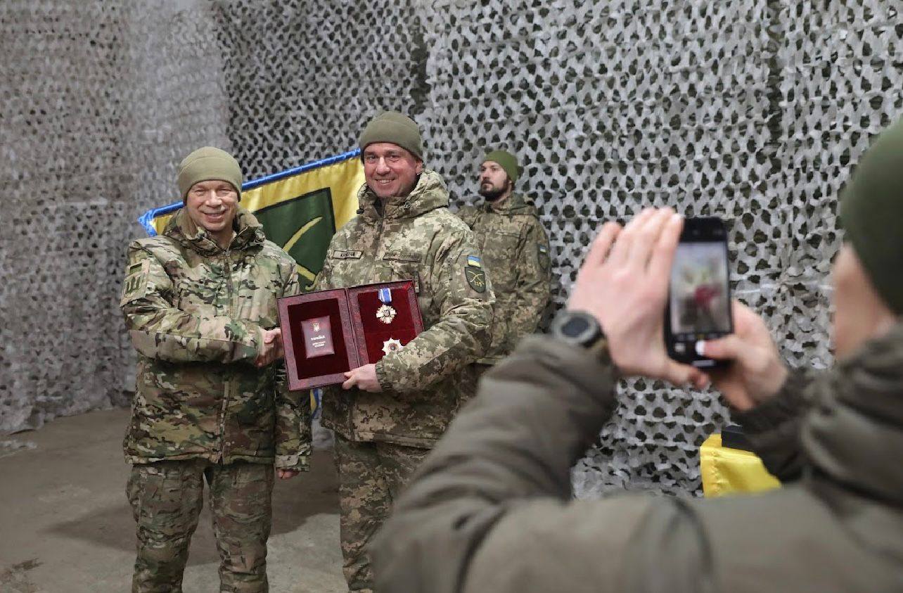 Сирський на Курському напрямку вручив нагороди