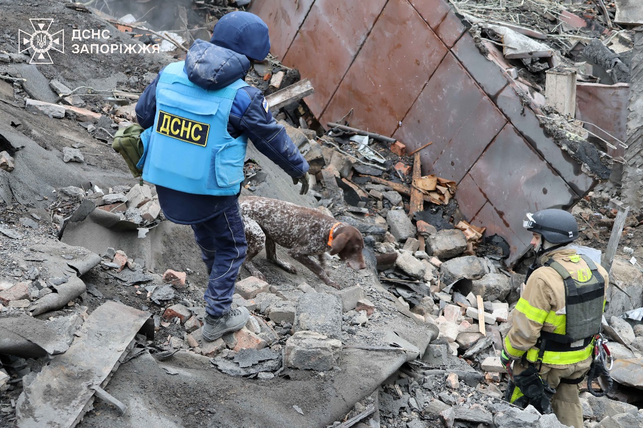 У Запоріжжі з-під завалів дістали тіло загиблого чоловіка