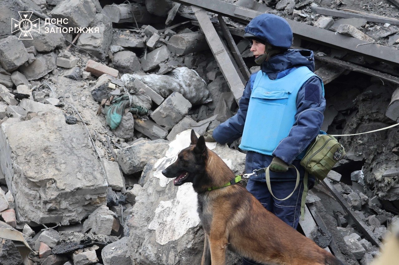 У Запоріжжі з-під завалів дістали тіло загиблого чоловіка