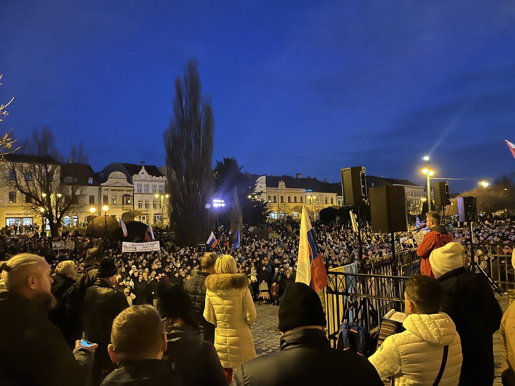 Натовп на акції протесту за відставку Фіцо у Братиславі,