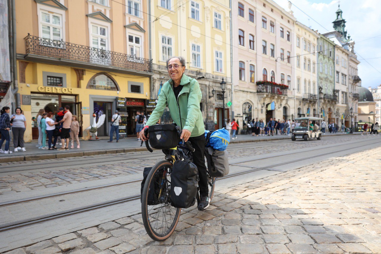 Frenchman Karim Lounici spent 60 days on a bike trip to support Ukraine