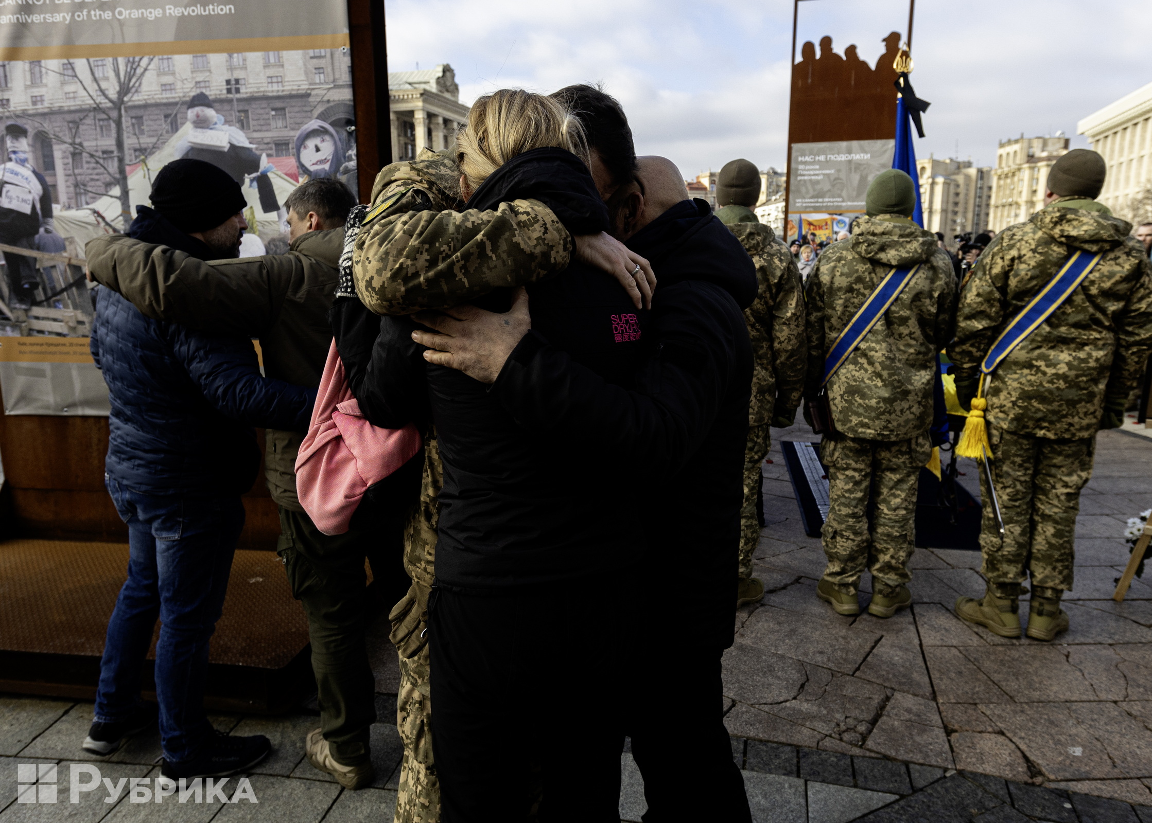 військові обіймаються