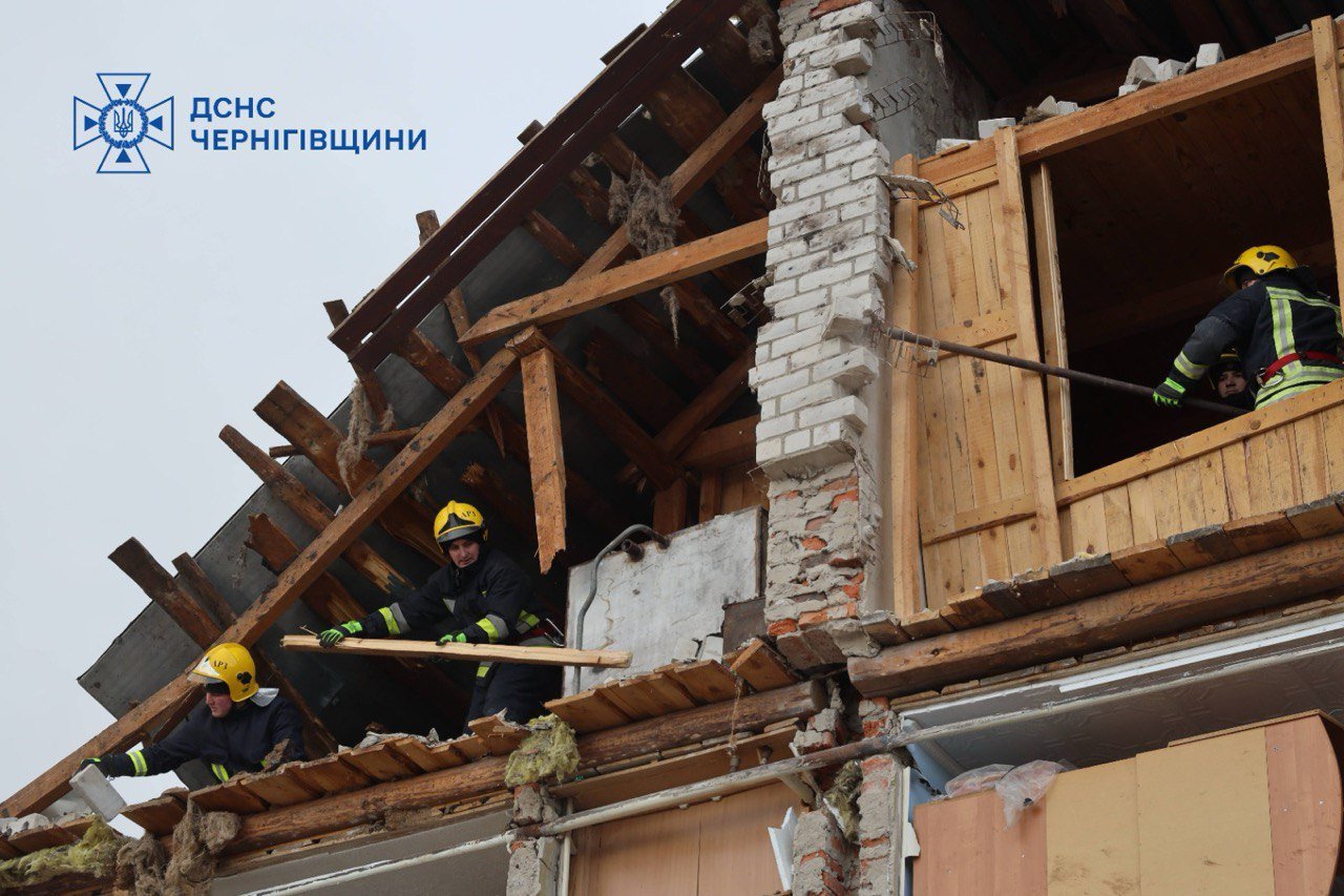 у Чернігові завершилася рятувальна операція на місці потрійного удару