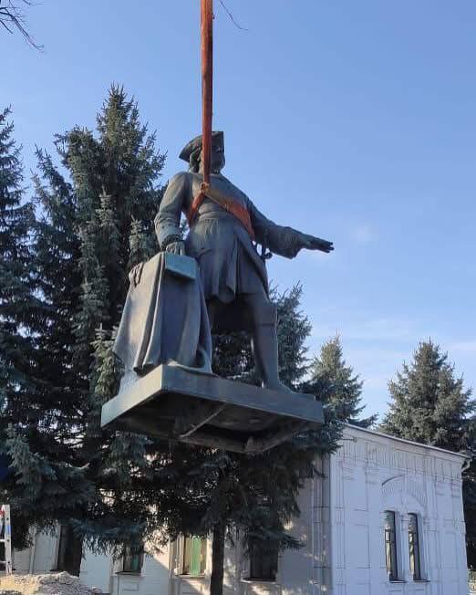 У Полтаві демонтували пам'ятник російському імператору Петру І