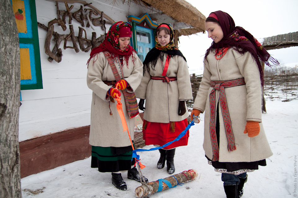 Ukraine Butter Week: Women decorated the logs with ribbons