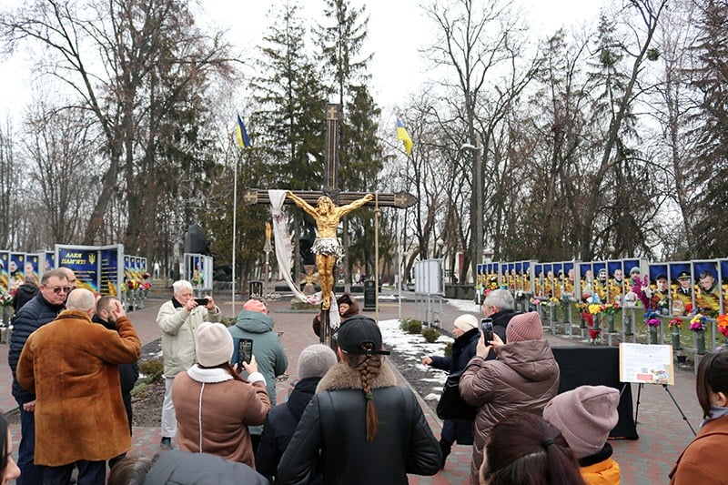 На Харківщині презентували унікальну скульптуру Хреста