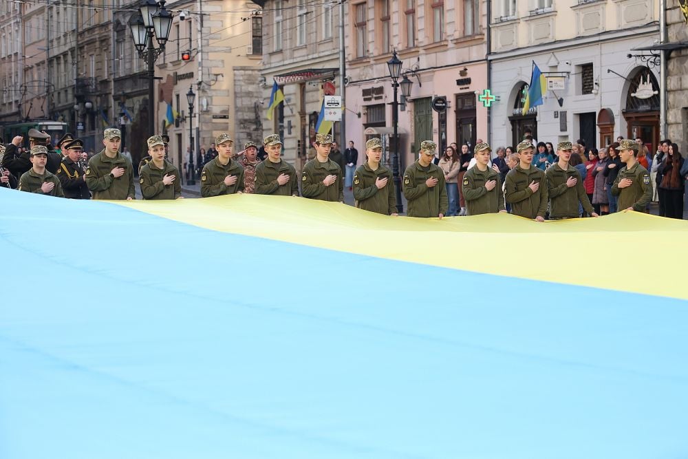 Сотні містян у центрі Львова урочисто заспівали Гімн