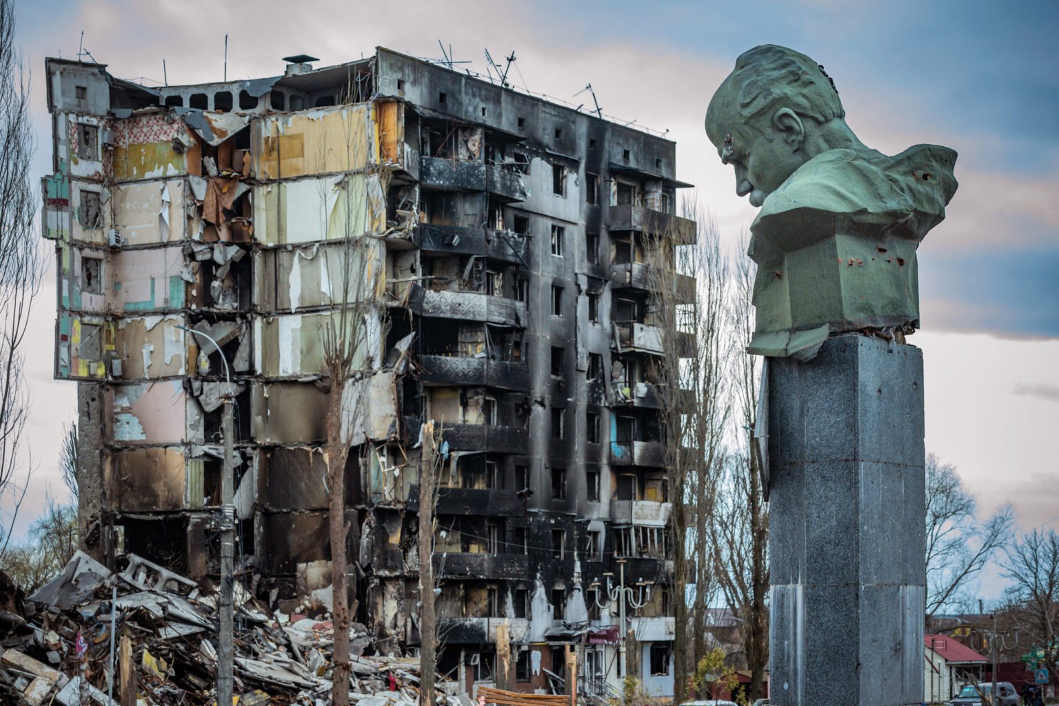 Russian soldiers damaged the monument to Shevchenko in Borodianka, Kyiv region, during the occupation of the town in 2022